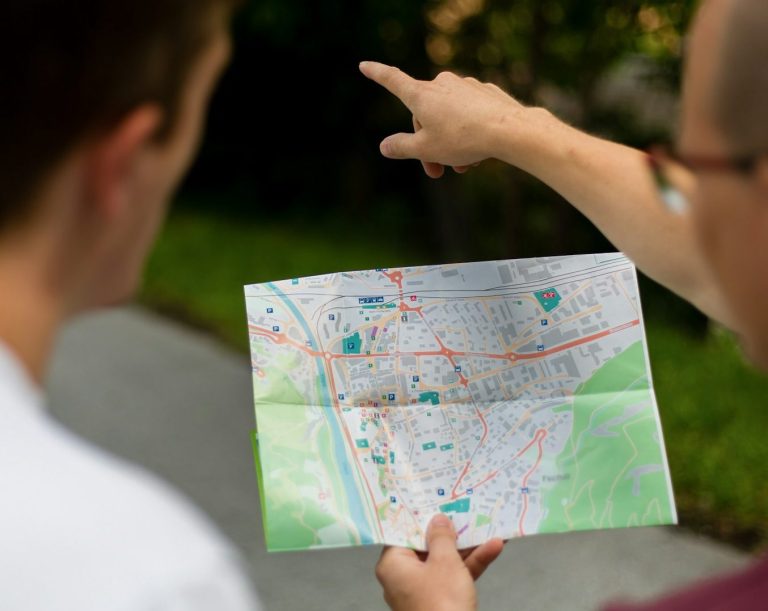 Fiktive Fallbeispiele aus Magdeburg, Chemnitz, Eisenach Zwei Personen betrachten eine Karte und zeigen auf verschiedene Punkte.