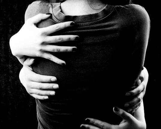 Fiktive Fallbeispiele aus Grimma, Bautzen, Görlitz Zwei Personen umarmen sich, Hände liegen sanft auf dem Rücken des anderen.