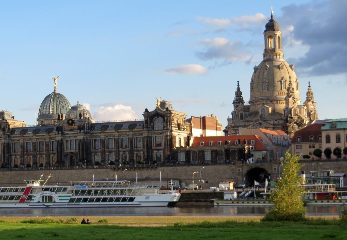 Privatdetektiv Dresden Dresdner Altstadt mit Elbe und der Frauenkirche im Hintergrund.